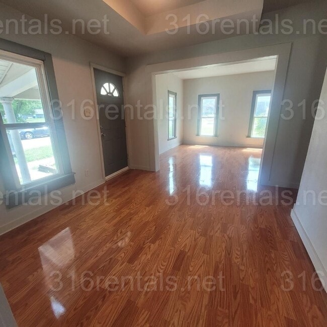 Building Photo - $950 - 3 bed 2 bath - Single Family Home