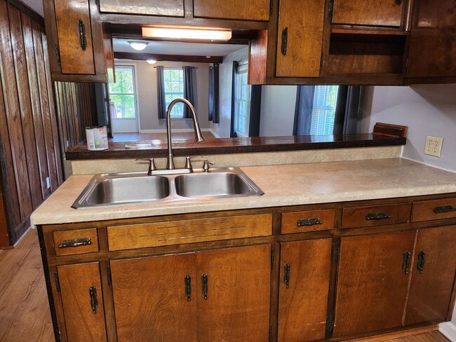 Building Photo - Location, Location, Location!! $1350 a month, available now for year-long lease