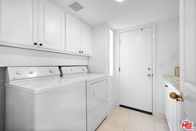 Building Photo - 31 St Tropez