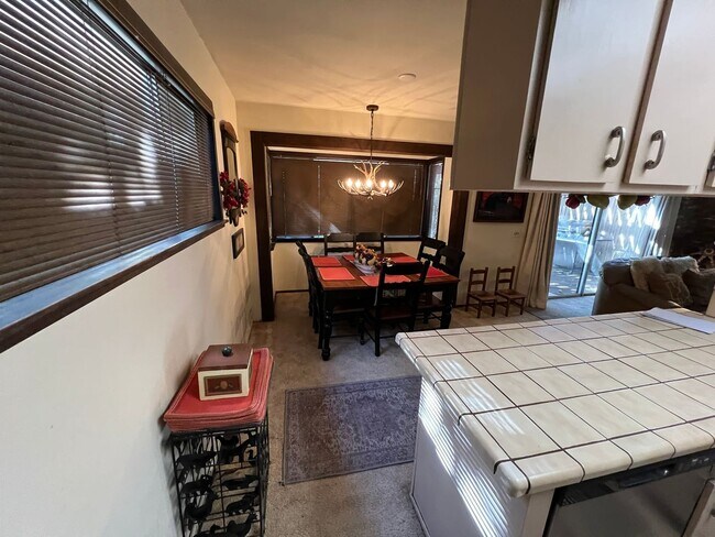 Building Photo - Large furnished 4 bedroom home with 2 car ...