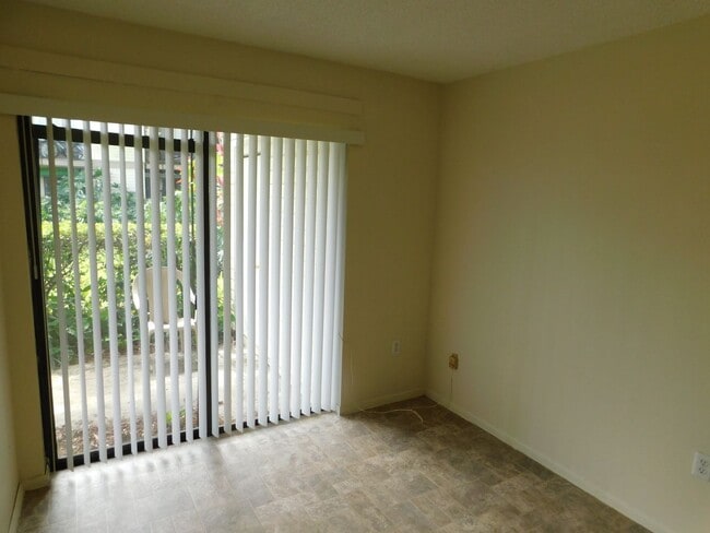 Building Photo - Large 1 Bed  Condo, w/Bonus Room (Office?)...