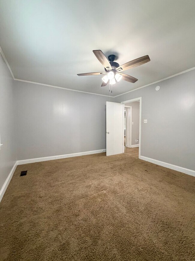 Building Photo - 2 Bed 1 Bathroom on 1 Acre of Land
