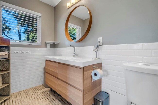 Building Photo - 1600 N 28th Ct