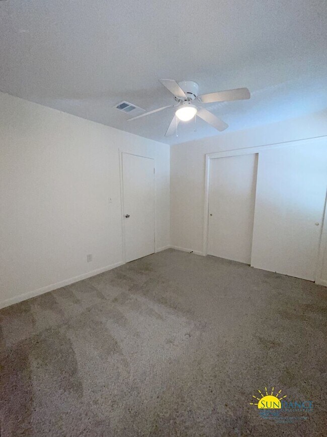 Building Photo - Great Centrally Located 2 Bedroom Townhous...