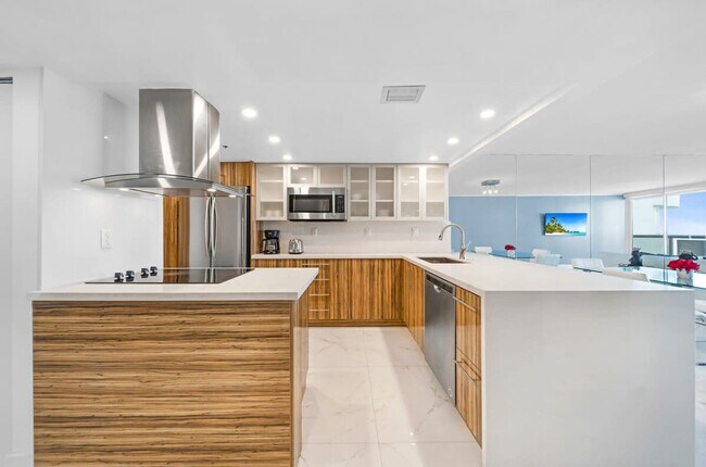 Building Photo - 1717 N Bayshore Dr