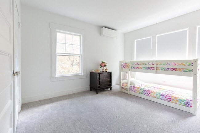 Building Photo - 557 Martling Ave