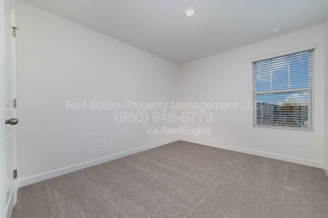 Building Photo - 4039 Smt Wds Dr