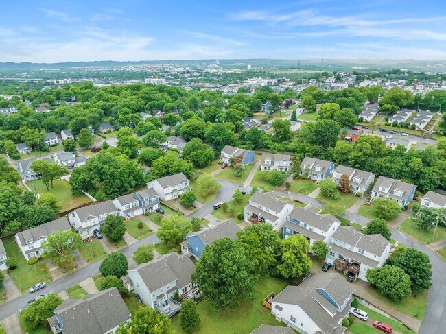 Building Photo - Spotless 3BR/2.5BA townhome minutes from West End, Downtown Nashville!