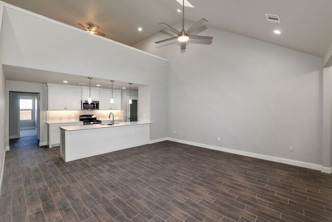 Building Photo - 7616 Woodford Ave