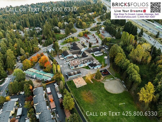 Building Photo - Elegant Lakeside Living Awaits in Issaquah...