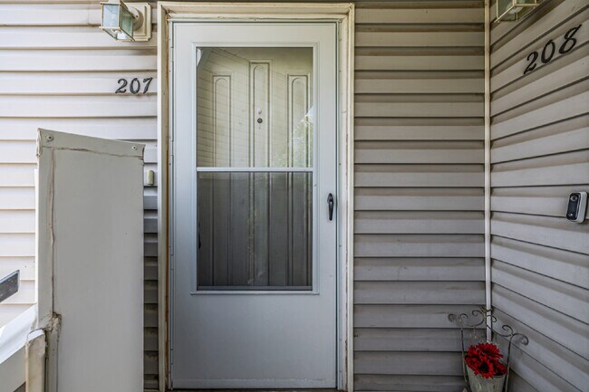 Building Photo - "Cozy 1-Bedroom Condo Retreat in Prime Tho...