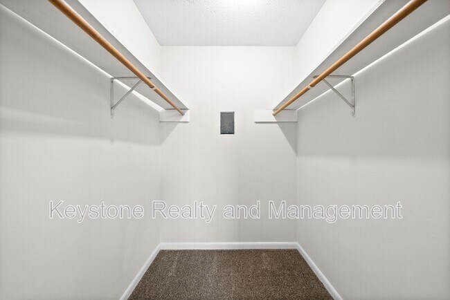 Building Photo - 225 Clara Dr