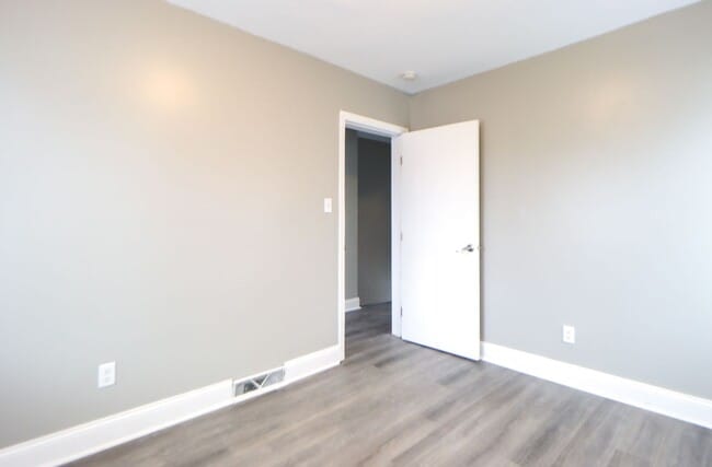 Building Photo - Spacious 3 Bedroom Sunnyside Duplex