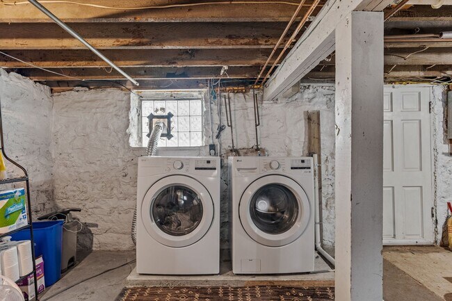 Building Photo - Tower Grove East Charmer, 2BD/1BA with Original Character