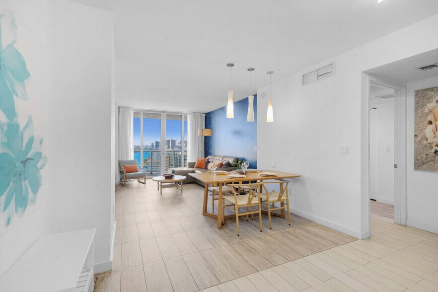 Building Photo - 2602 E Hallandale Beach Blvd