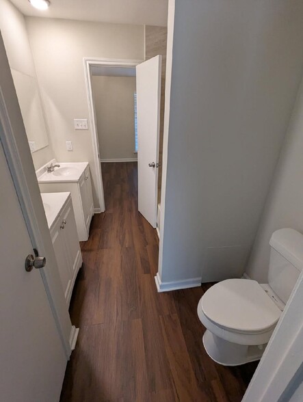 Upstairs Bathroom - 421 Longwood Ct