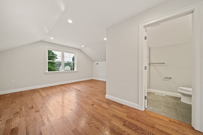 Building Photo - 15 Lakeview Ave