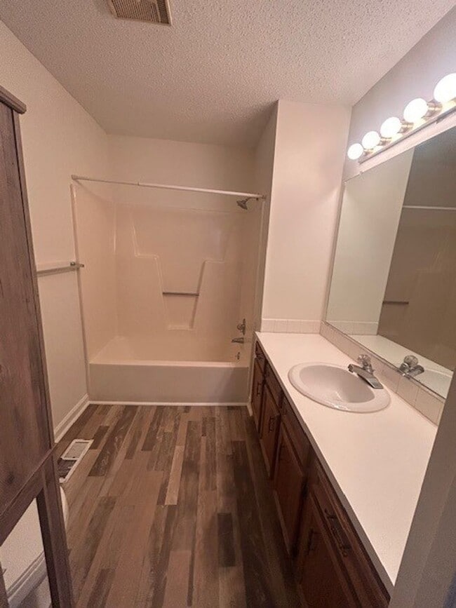 Building Photo - ****** HALF OFF FIRST FULL MONTH OF RENT!! ******