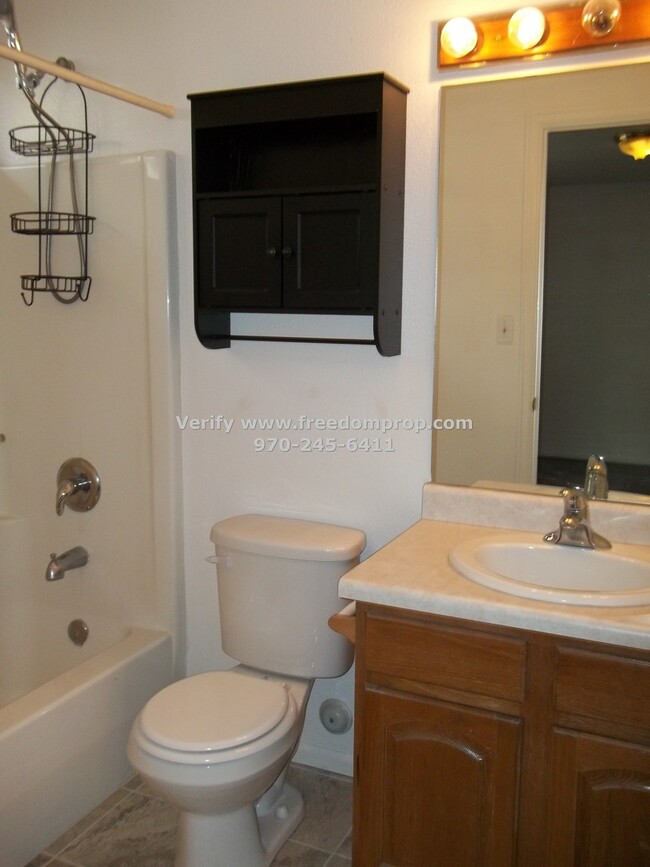 Building Photo - Three Bedroom Home with primary bedroom on...