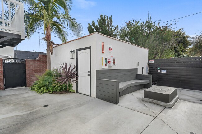 Building Photo - 1014 S Hayworth Ave