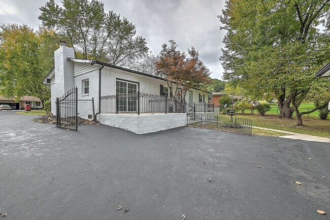 Building Photo - 2708 Schumway Dr