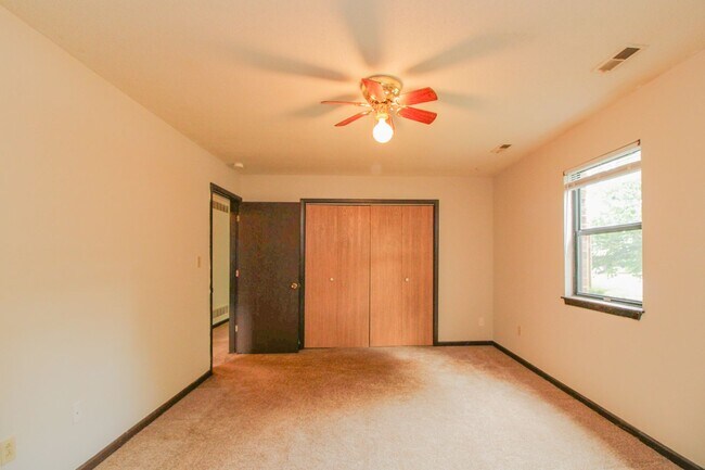 Building Photo - Condo available for rent!