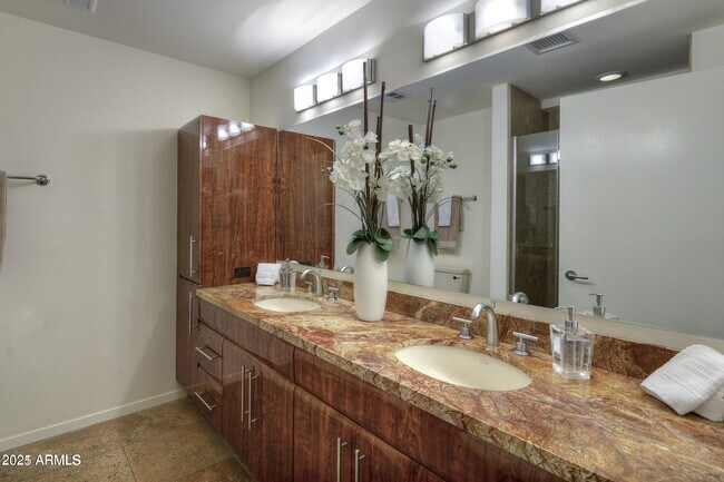 Building Photo - 7141 E Rancho Vista Dr
