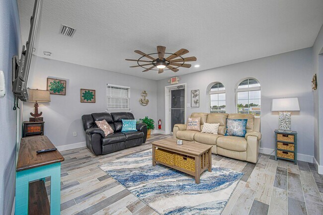 Building Photo - AVAILABLE MARCH 15TH 2026 -Downtown Flagler Beach Furnished 3 bedroom 1 bath!