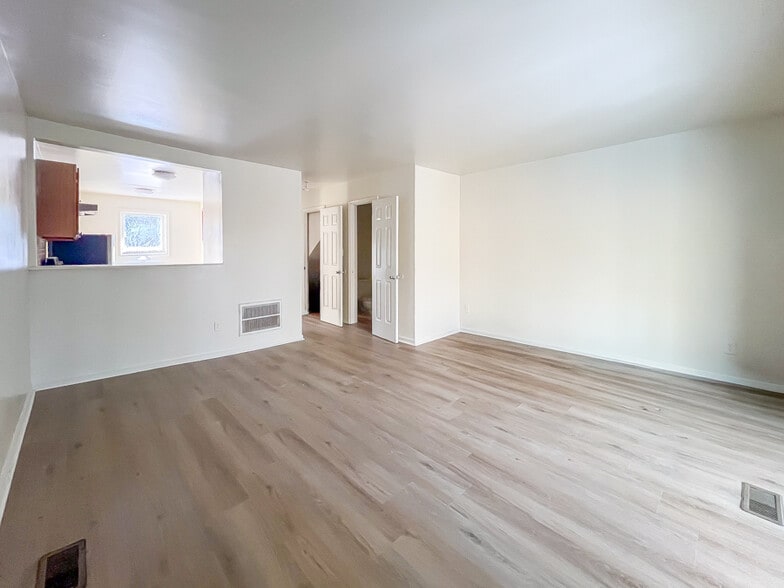 Building Photo - 30 Fox Hill Dr