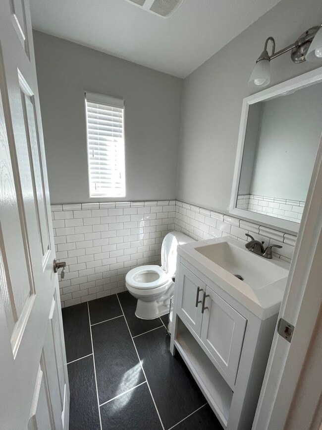 Building Photo - Stylish 2br/2.5ba Townhome with 2-car tand...