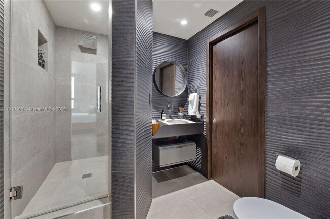 Building Photo - 808 Brickell Key Dr