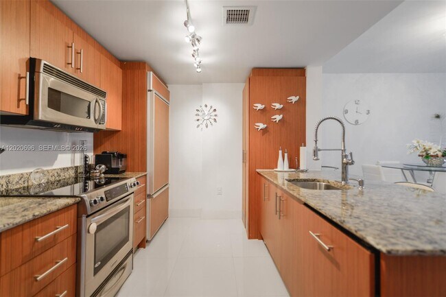 Building Photo - 10275 Collins Ave