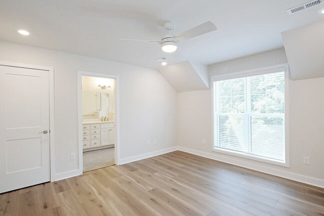 Building Photo - Dog-Friendly S. Albemarle Townhome