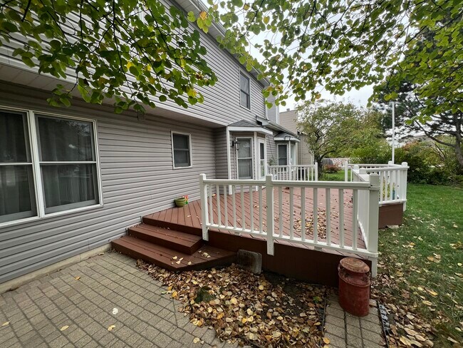 Building Photo - 1163 Shoreline Dr