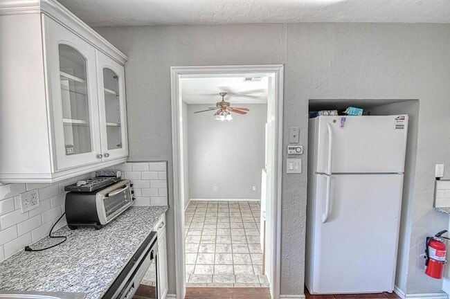 Building Photo - 1428 Lindale Ave