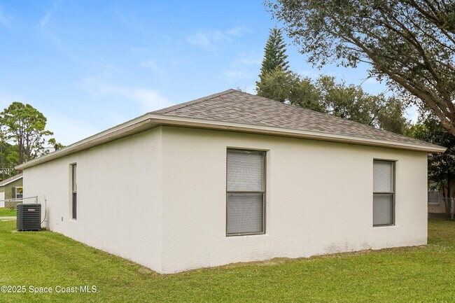 Building Photo - 430 Almansa St NE