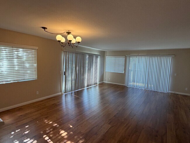 Building Photo - Spacious Condominium in Claremont School District! Ready for Immediate Move-in!!