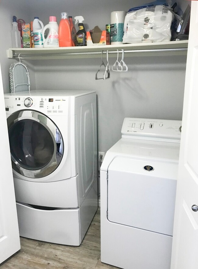 Building Photo - 3 bedroom, 2 bath townhome, end unit, grea...