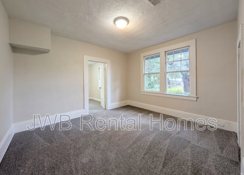 Building Photo - 1734 Brackland St