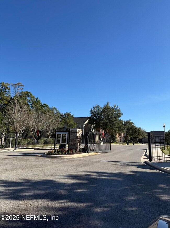 Building Photo - 4210 Highwood Dr