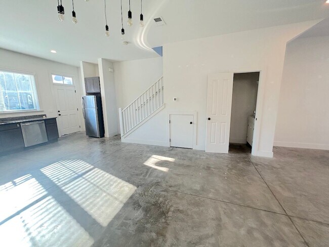 Building Photo - 2 BEDROOM | 2.5 BATH | BALCONY