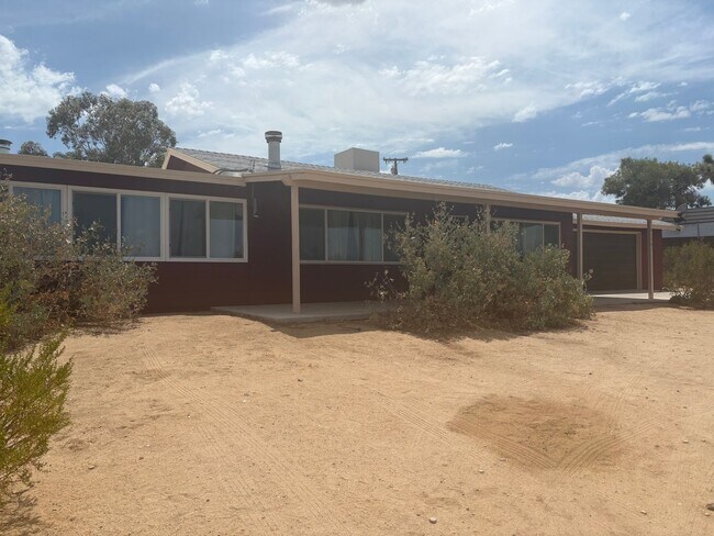 Building Photo - 3 Bedroom 1.5 Bath Modern Farmhouse near JT National Park * MOVE IN SPECIAL*