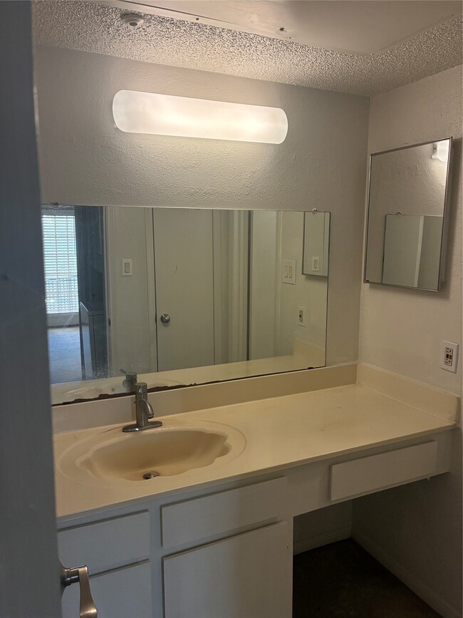 Building Photo - 2121 Hepburn St