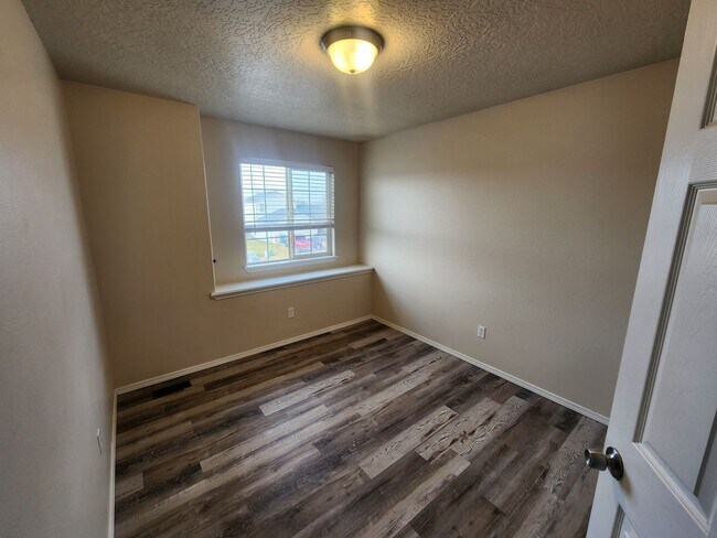 Building Photo - Remodeled 3 bedroom