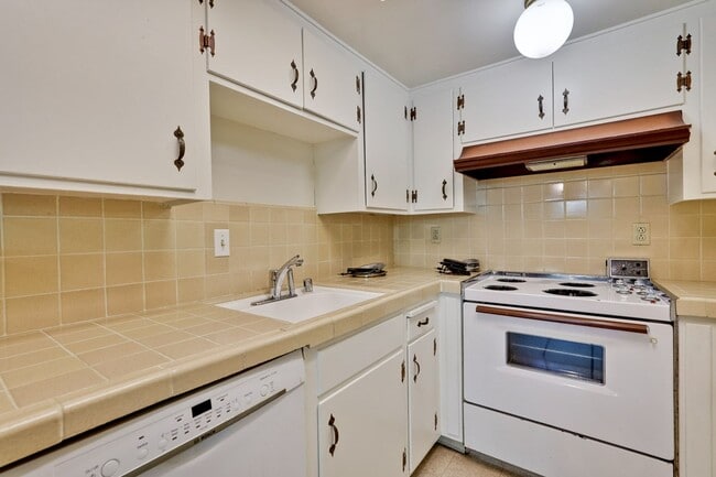 Building Photo - 2 Bedroom 1 Bath Two Story Townhome