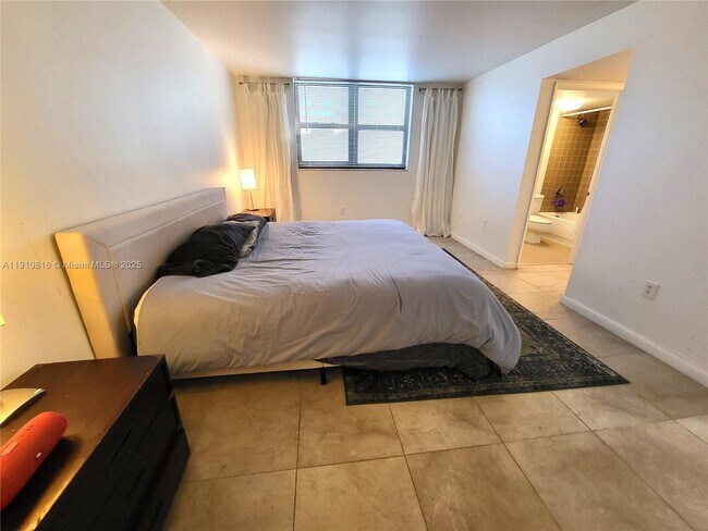 Building Photo - 1623 Collins Ave