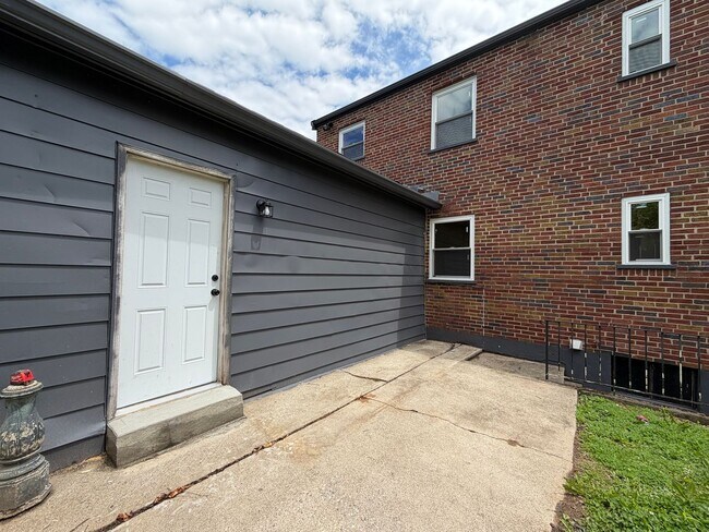 Building Photo - 419 Elm St