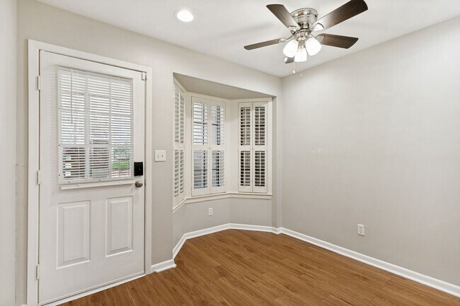 Building Photo - GROUND-FLOOR 2-BEDROOM ALAMO HEIGHTS CONDOMINIUM