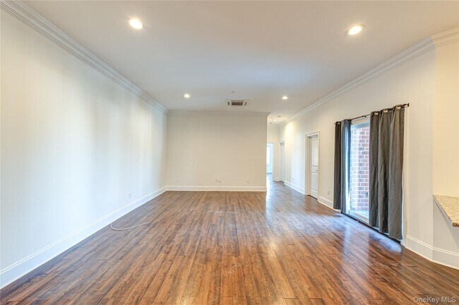 Building Photo - 2-2F Stewart Ave