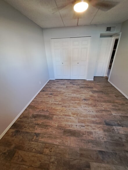 Bedroom with on-suite bathroom - 3030 E Clarendon Ave